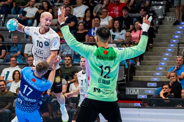 OPEL Handball Bundesliga: TVB Stuttgart vs. Bergischer HC, August 28, 2026, Stuttgart, GERMANY. August 28, 2026: Fynn Hangstein of Bergischer HC, No. 10, shoots against Samuel Röthlisberger of TVB Stuttgart, 17, and Mohamed Essam Moustafa El Tayer of TVB Stuttgart, 12, during the match between TVB Stuttgart and Bergischer HC on Matchday 1 of the OPEL Handball Bundesliga at the Porsche Arena Copyright: xBEAUTIFULxSPORTS Steinx