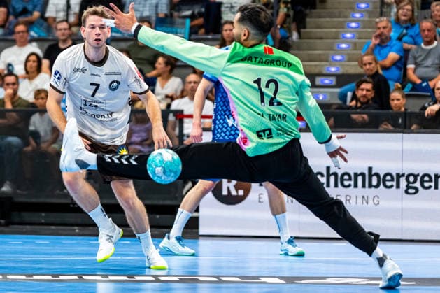 OPEL Handball Bundesliga: TVB Stuttgart vs. Bergischer HC, August 28, 2026, Stuttgart, GERMANY August 28, 2026 Mohamed Essam Moustafa El Tayer (TVB Stuttgart, 12) was defeated by Lukas Becher (Bergischer HC, 7) during the match between TVB Stuttgart and Bergischer HC on Matchday 1 of the OPEL Handball Bundesliga at the Porsche Arena Copyright: xBEAUTIFULxSPORTS Steinx