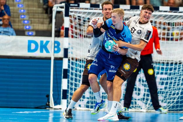 OPEL Handball Bundesliga: TVB Stuttgart vs. Bergischer HC, August 28, 2026, Stuttgart, GERMANY August 28, 2026 Torben Matzken of TVB Stuttgart, No. 22, in a duel with Sören Steinhaus of Bergischer HC, No. 53, during the match between TVB Stuttgart and Bergischer HC on Matchday 1 of the OPEL Handball Bundesliga at the Porsche Arena Copyright: xBEAUTIFULxSPORTS Steinx