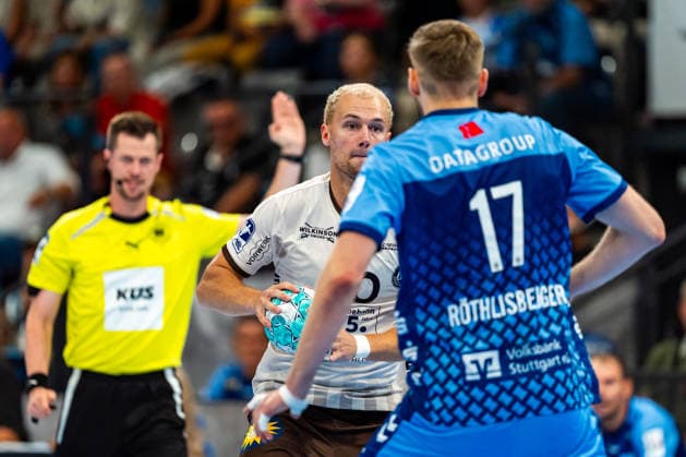 OPEL Handball Bundesliga: TVB Stuttgart vs. Bergischer HC, August 28, 2026, Stuttgart, GERMANY August 28, 2026 Fynn Hangstein of Bergischer HC (No. 10) faces off against Samuel Röthlisberger of TVB Stuttgart (No. 17) during the match between TVB Stuttgart and Bergischer HC on Matchday 1 of the OPEL Handball Bundesliga at the Porsche Arena Copyright: xBEAUTIFULxSPORTS Steinx