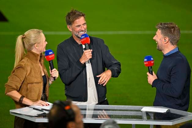 28.08.2026, Fussball Bundesliga 2026 2027, 1.Spieltag, FC Bayern München - VfB Stuttgart, in der Allianz-Arena München, v.l. Britta Hofmann (Deutcshland) mit Trainer Jürgen Klopp (Deutschland) und Thomas Hitzelsperger (Deutschland). ***DFL and DFB regulations prohibit any use of photographs as image sequences and or quasi-video.*** *** August 28, 2026, 2026–2027 Bundesliga, Matchday 1, FC Bayern Munich vs. VfB Stuttgart, at the Allianz Arena in Munich, from left: Britta Hofmann (Germany) with coach Jürgen Klopp (Germany) and Thomas Hitzelsperger (Germany) ***DFL and DFB regulations prohibit any use of photographs as image sequences and or quasi-video***