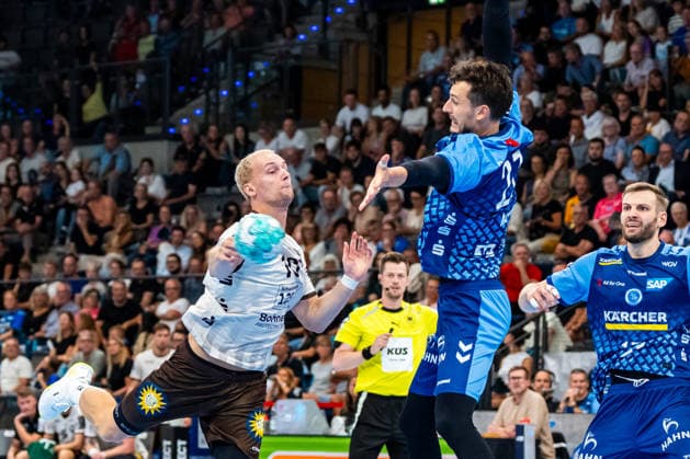 OPEL Handball Bundesliga: TVB Stuttgart vs. Bergischer HC, August 28, 2026, Stuttgart, GERMANY August 28, 2026 Fynn Hangstein of Bergischer HC, No. 10, in a one-on-one battle against Philipp Meyer of TVB Stuttgart, No. 27, during the match between TVB Stuttgart and Bergischer HC on Matchday 1 of the OPEL Handball Bundesliga at the Porsche Arena Copyright: xBEAUTIFULxSPORTS Steinx