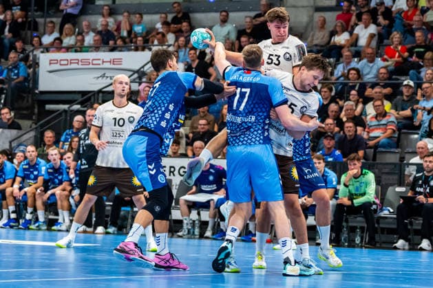 OPEL Handball Bundesliga: TVB Stuttgart vs. Bergischer HC, August 28, 2026, Stuttgart, GERMANY August 28, 2026 Philipp Meyer (TVB Stuttgart, 27) and Samuel Röthlisberger (TVB Stuttgart, 17) stop Sören Steinhaus (Bergischer HC, 53) during the match between TVB Stuttgart and Bergischer HC on Matchday 1 of the OPEL Handball Bundesliga at the Porsche Arena Copyright: xBEAUTIFULxSPORTS Steinx