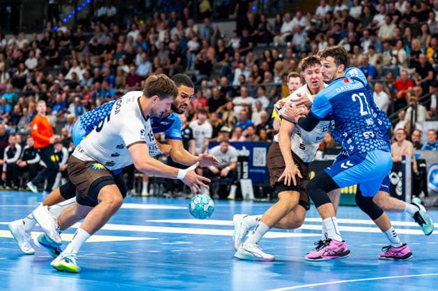 OPEL Handball Bundesliga: TVB Stuttgart vs. Bergischer HC, August 28, 2026, Stuttgart, GERMANY August 28, 2026 A battle for the ball between Lars Mitchell Kooij of Bergischer HC (No. 15) and Mohamed Amine Darmoul of TVB Stuttgart (No. 70) during the match between TVB Stuttgart and Bergischer HC on Matchday 1 of the OPEL Handball Bundesliga at the Porsche Arena Copyright: xBEAUTIFULxSPORTS Steinx