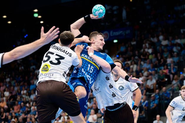 Stuttgart HBL 26 27 TVB Stuttgart Bergischer HC (from left) in a one-on-one battle: Sören Steinhaus (Bergischer HC), Simone Mengon (Stuttgart Bittenfeld) Porsche Arena Baden-Württemberg, Germany