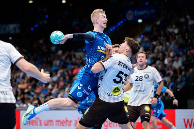 Stuttgart HBL 26 27 TVB Stuttgart vs. Bergischer HC (from left): Torben Matzken (Stuttgart) and Sören Steinhaus (Bergischer HC Bittenfeld) in a one-on-one battle at the Porsche Arena in Baden-Württemberg, Germany