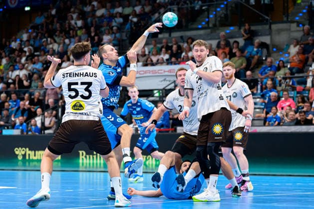 Stuttgart HBL 26 27 TVB Stuttgart Bergischer HC (from left): Sören Steinhaus (Bergischer HC), Kai Häfner (Stuttgart), Gerdas Babarskas (Bergischer HC), Bittenfeld Porsche Arena, Baden-Württemberg, Germany