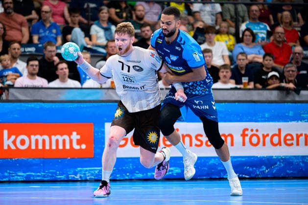 Stuttgart HBL 26 27 TVB Stuttgart Bergischer HC (from left): Johannes Wasielewski (Bergischer HC) and Philipp Ahouansou (Stuttgart Bittenfeld) in a one-on-one battle; Porsche Arena, Baden-Württemberg, Germany