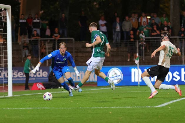 August 28, 2026, Soccer, Men s, 2026–2027 Season, Bavarian Regional League, Matchday 6: FC Schweinfurt 05 vs. SpVgg Greuther Fürth II. From left: Goalkeeper Theo Menapace of SpVgg Greuther Fürth II, 01, Philipp Hack (FC Schweinfurt 05), 07 scores the 4-0 goal at the Riedel Bau Arena in Sachs, Stadio Bayern, Lower Franconia, Germany