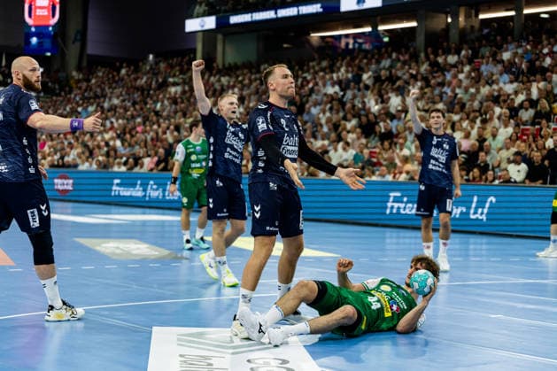 Opel HBL SG Flensburg Handewitt vs. ThSV Eisenach, August 28, 2026: Stephan Seitz, No. 44, ThSV Eisenach on the floor, Simon Pytlick No. 02, SG Flensburg Handewitt gesturing; Opel HBL SG Flensburg Handewitt vs. ThSV Eisenach, GGW Arena on August 28, 2026 Copyright: xBEAUTIFULxSPORTS MarioxM.xKobergx