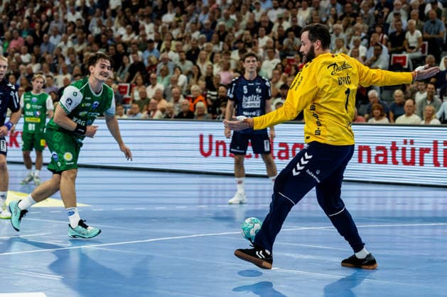 Opel HBL SG Flensburg Handewitt vs. ThSV Eisenach, August 28, 2026: Benjamin Buric (No. 01) of SG Flensburg Handewitt blocks a 7-meter shot by Felix Aellen (No. 22), ThSV Eisenach Opel HBL SG Flensburg Handewitt vs. ThSV Eisenach, GGW Arena on August 28, 2026 Copyright: xBEAUTIFULxSPORTS MarioxM.xKobergx