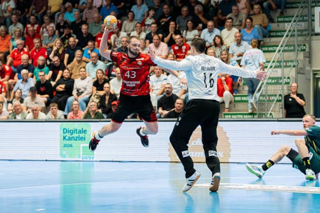 Hamm, Germany, August 28, 2026 – 2nd HBL 2026–2027, Matchday 1: ASV Hamm Westfalen vs. VfL Eintracht Hagen. Pictured from left: Jann Keno Jacobs (ASV) in a tackle with goalkeeper Pascal Bochmann (Hagen). WESTPRESS Arena, North Rhine-Westphalia Copyright: xFotostandx xKruczynskix