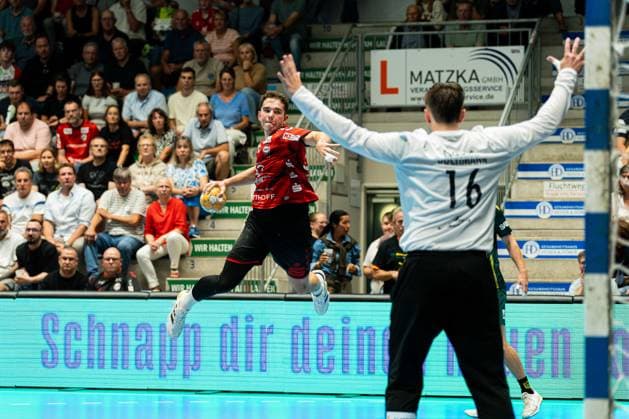 Hamm, Germany, August 28, 2026, 2nd Division (HBL) 2026–2027, Matchday 1: ASV Hamm Westfalen vs. VfL Eintracht Hagen. Pictured, from left, in a tackle: Pawel Krawczyk (ASV) and goalkeeper Pascal Bochmann (Hagen). WESTPRESS Arena, North Rhine-Westphalia Copyright: xFotostandx xKruczynskix