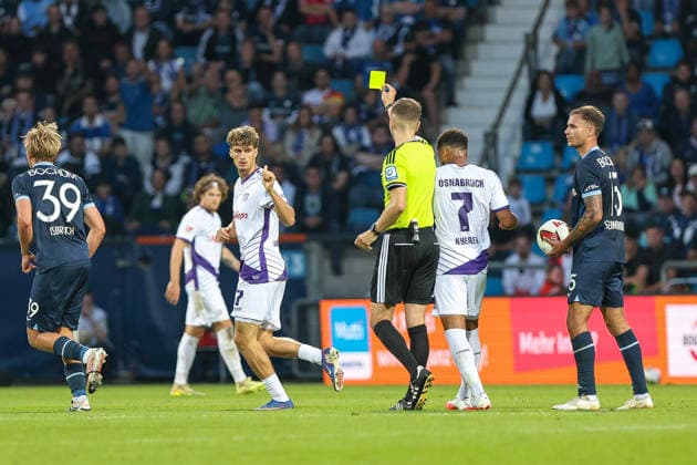 28.08.2026, GER, Fussball, Herren, 2. Bundesligal, Saison 2026 2027,VfL Bochum - VfL Osnabrück Robin Fabinski (Osnabrück) erhält die gelbe Karte von Schiedsrichter Felix Wagner Bochum vonovia-Ruhrstadion Nordrhein-Westfalen Deutschland *** August 28, 2026, GER, Soccer, Men s, 2. Bundesliga, 2026–2027 season, VfL Bochum vs. VfL Osnabrück; Robin Fabinski; Osnabrück receives a yellow card from referee Felix Wagner; Bochum; vonovia Ruhrstadion; North Rhine-Westphalia; Germany Copyright: xAdrianxSchlüterx