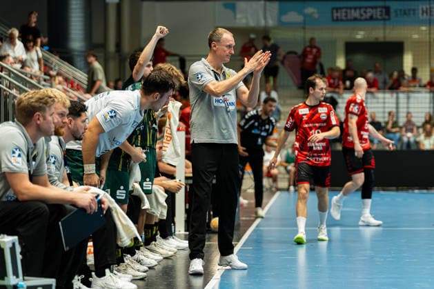 Hamm, Germany, August 28, 2026, 2nd Division, 2026–2027 Season, Match 1: ASV Hamm Westfalen vs. VfL Eintracht Hagen. Pictured: Hagen coach Pavel Prokopec gesturing on the field at the WESTPRESS Arena in North Rhine-Westphalia. Copyright: xFotostandx xKruczynskix