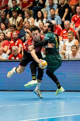Hamm, Germany, August 28, 2026, 2nd Division, 2026–2027 Season, Match 1: ASV Hamm Westfalen vs. VfL Eintracht Hagen. Pictured, from left, in a one-on-one battle: Vincent Kreiselmaier (ASV) and Pouya Norouzinezhad (Hagen). WESTPRESS Arena, North Rhine-Westphalia Copyright: xFotostandx xKruczynskix