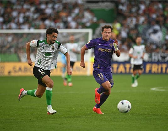 ESP LaLiga EA Sports: Racing Santander vs. Elche CF — Andrés Martín of Racing and Germán Valera of Elche during the LaLiga EA Sports match between Racing Santander and Elche CF, played at Campos de Sport de El Sardinero Stadium in Cantabria on August 28, 2026, in Spain — Spain Soccer Copyright: xAgenciaxLOFx