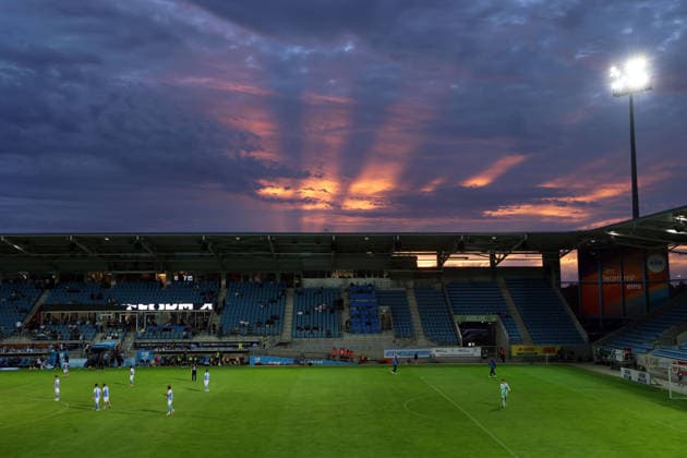 Reddish-orange rays of sunlight during sunset over a stadium on Gellertstrasse in Chemnitz; Chemnitzer FC vs. Carl Zeiss Jena, Matchday 7, Northeast Regional Soccer League 2026–27, Saxony, Germany, August 28, 2026, High-risk match, 1st half