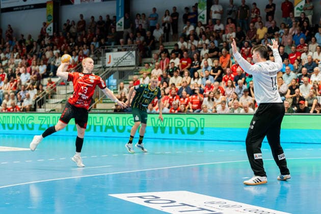 Hamm, Germany, August 28, 2026, 2nd Division (HBL) 2026–2027, Match 1: ASV Hamm Westfalen vs. VfL Eintracht Hagen. Pictured, from left, in a tackle: Ole Machner (ASV) and goalkeeper Pascal Bochmann (Hagen). WESTPRESS Arena, North Rhine-Westphalia Copyright: xFotostandx xKruczynskix
