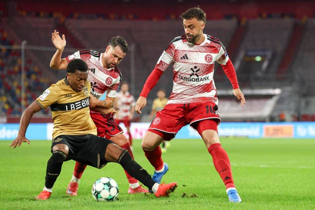 Jarzinho Malanga, VfB Stuttgart II, Yassine Bouchama of Fortuna Düsseldorf and Philipp Foerster of Fortuna Düsseldorf battle for the ball during the 3. Liga match between Fortuna Düsseldorf and VfB Stuttgart II at the Merkur Spiel Arena on August 28, 2026, in Düsseldorf, Germany. Photo by Oliver Kaelke, DeFodi Images. Jarzinho Malanga of VfB Stuttgart II, Yassine Bouchama of Fortuna Düsseldorf, and Philipp Foerster of Fortuna Düsseldorf battle for the ball during the 3. Liga match between Fortuna Düsseldorf and VfB Stuttgart II at the Merkur Spiel Arena on August 28, 2026 in Düsseldorf, Germany. Photo by Oliver Kaelke, DeFodi Images. DFB and DFL regulations prohibit any use of photographs as image sequences and or quasi-video. Photo by Oliver Kaelke, DeFodi Images.