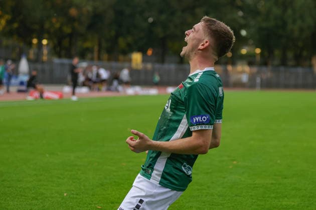 Soccer, Bavarian Regional League: FC Schweinfurt 05 vs. SpVgg Greuther Fürth II. Goal scorer Philipp Hack of FC Schweinfurt 05 (07) celebrates his penalty kick that made it 3-0. Still image from the Schweinfurt Riedel Bau Arena at the Sachs Stadio, Bavaria, Lower Franconia, Germany