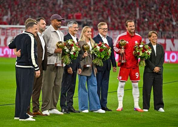 28.08.2026, Fussball Bundesliga 2026 2027, 1.Spieltag, FC Bayern München - VfB Stuttgart, in der Allianz-Arena München, Gulia Gwinn, Trainer Vincent Kompany (FC Bayern München) und Harry Kane (FC Bayern München) werden ausgezeichnet ***DFL and DFB regulations prohibit any use of photographs as image sequences and or quasi-video.*** *** August 28, 2026, 2026–2027 Bundesliga Season, Matchday 1, FC Bayern Munich vs. VfB Stuttgart, at the Allianz Arena in Munich, Gulia Gwinn, Coach Vincent Kompany (FC Bayern Munich), and Harry Kane (FC Bayern Munich) will be honored ***DFL and DFB regulations prohibit any use of photographs as image sequences and or quasi-video***