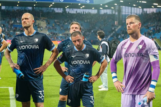 28.08.2026, GER, Fussball, Herren, 2. Bundesligal, Saison 2026 2027,VfL Bochum - VfL Osnabrück Philipp Hofmann (Bochum), Maximilian Wittek (Bochum) und Timo Horn (Bochum) sind enttäuscht nach der Niederlage Bochum vonovia-Ruhrstadion Nordrhein-Westfalen Deutschland *** August 28, 2026, GER, Soccer, Men s, 2. Bundesliga, 2026–2027 season, VfL Bochum vs. VfL Osnabrück: Philipp Hofmann (Bochum), Maximilian Wittek (Bochum), and Timo Horn (Bochum) are disappointed after the loss; Bochum, vonovia Ruhrstadion, North Rhine-Westphalia, Germany Copyright: xAdrianxSchlüterx