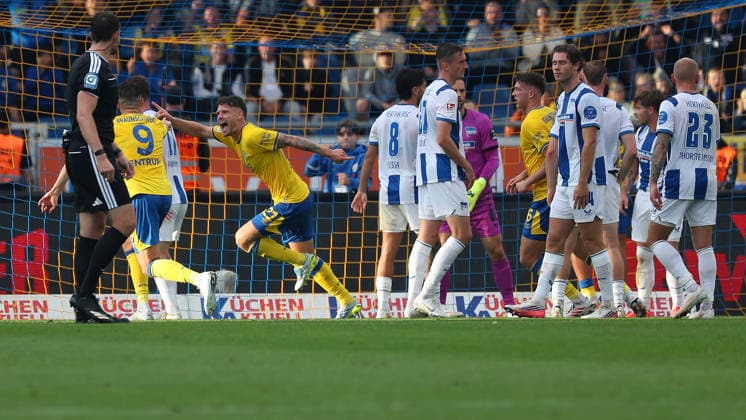 Braunschweig vs Hertha BSC, 2. BL Braunschweig, 28.08.2026, Fußball, Herren, 2. BL, Saison 2026 2027, Eintracht Braunschweig vs. Hertha BSC Berlin: Kevin Ehlers (Eintracht Braunschweig) jubelt mit Mannschaftskollegen nach seinem Tor zum 2:0 (DFL DFB REGULATIONS PROHIBIT ANY USE OF PHOTOGRAPHS as IMAGE SEQUENCES and or QUASI-VIDEO) Stadion an der Hamburger Straße Niedersachsen Deutschland *** Braunschweig vs. Hertha BSC, 2nd Bundesliga Braunschweig, August 28, 2026, Soccer, Men s, 2nd Bundesliga, 2026–2027 Season, Eintracht Braunschweig vs. Hertha BSC Berlin: Kevin Ehlers of Eintracht Braunschweig celebrates with his teammates after scoring the goal to make it 2–0. DFL and DFB regulations prohibit any use of photographs as image sequences and or quasi-video. Stadion an der Hamburger Straße, Lower Saxony, Germany