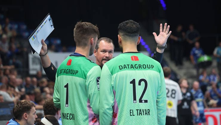 Stuttgart, Opel HBL Handball, TVB Stuttgart vs. Bergischer HC, from left: Mateusz Kornecki, Coach Misha Kaufmann, Mohamed El Tayar, TVB