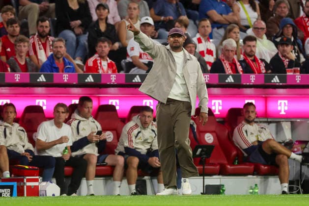 Trainer Vincent Kompany (FC Bayern Muenchen) gestikuliert waehrend des Spiels der 1. Bundesliga zwischen FC Bayern Muenchen und VfB Stuttgart, Allianz Arena am 28. August 2026 in Muenchen, Deutschland. (Foto von Marco Steinbrenner DeFodi Images) +++ Trainer Vincent Kompany (FC Bayern Muenchen) gestures during the Bundesliga match between FC Bayern Muenchen and VfB Stuttgart at Allianz Arena on August 28, 2026 in Munich, Germany. (Photo by Marco Steinbrenner DeFodi Images) DFB DFL REGULATIONS PROHIBIT ANY USE OF PHOTOGRAPHS AS IMAGE SEQUENCES AND OR QUASI-VIDEO. (Photo by Marco Steinbrenner DeFodi Images) - *** FC Bayern Munich coach Vincent Kompany gestures during the Bundesliga match between FC Bayern Munich and VfB Stuttgart, Allianz Arena on August 28, 2026, in Munich, Germany. Photo by Marco Steinbrenner, DeFodi Images. Coach Vincent Kompany of FC Bayern Munich gestures during the Bundesliga match between FC Bayern Munich and VfB Stuttgart at Allianz Arena on August 28, 2026 in Munich, Germany. Photo by Marco Steinbrenner, DeFodi Images. DFB and DFL regulations prohibit any use of photographs as image sequences and or quasi-video. Photo by Marco Steinbrenner, DeFodi Images