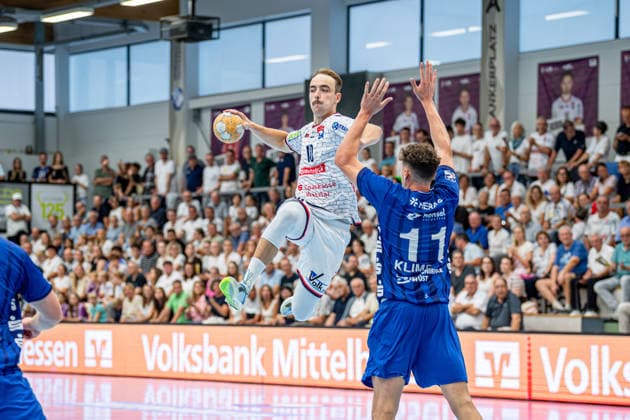 2 HBL TV Hüttenberg vs. TV Großwallstadt, August 26, 2028 Paul Ohl (TV Hüttenberg), 10, Ole Klimpke (TV Großwallstadt), 11 2 HBL TV Hüttenberg vs. TV Großwallstadt Hüttenberg, August 26, 2028 Copyright: xBEAUTIFULxSPORTS Roeczeyx