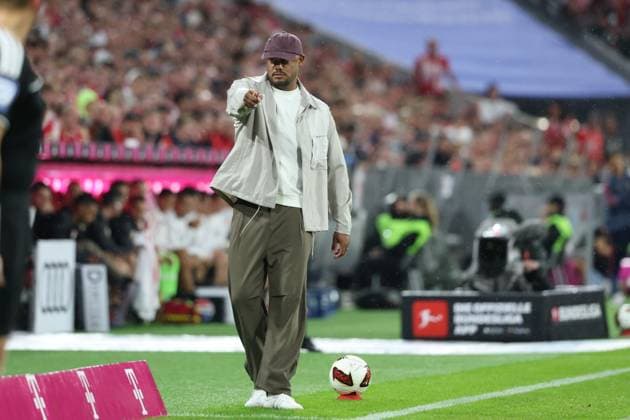 Chef-Trainer Vincent Kompany (FC Bayern Muenchen) gibt Anweisungen am Spielfeldrand, FC Bayern Muenchen vs. VfB Stuttgart, Fussball, 1. Bundesliga, 1. Spieltag, 28.08.2026 DFL DFB regulations prohibit any use of photographs as image sequences and or quasi-video Muenchen Bayern Deutschland *** Head Coach Vincent Kompany of FC Bayern Munich gives instructions from the sidelines, FC Bayern Munich vs. VfB Stuttgart, soccer, Bundesliga 1, Matchday 1, August 28, 2026. DFL and DFB regulations prohibit any use of photographs as image sequences and or quasi-video. Munich, Bayern, Germany Copyright: xkolbert-press ChristianxKolbertx