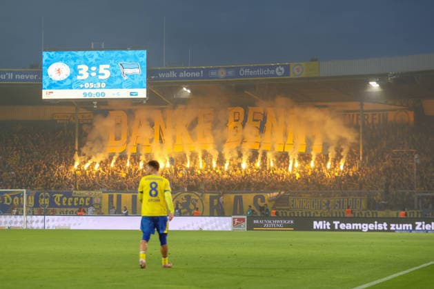 28.08.2026, xtgx Fussball - 2.Bundesliga Eintracht Braunschweig - Hertha BSC Berlin emspor, v.l. Symbolfoto, Symbolbild, Symbol, Pyro, Pyrotechnik, Rauch, Nebel, Braunschweig, Danke Benni (DFL DFB REGULATIONS PROHIBIT ANY USE OF PHOTOGRAPHS as IMAGE SEQUENCES and or QUASI-VIDEO) Braunschweig *** August 28, 2026, xtgx Soccer 2. Bundesliga Eintracht Braunschweig Hertha BSC Berlin emspor, from left: stock photo, stock image, symbol, pyro, pyrotechnics, smoke, fog, Braunschweig, Thank you, Benni. DFL and DFB regulations prohibit any use of photographs as image sequences and or quasi-video. Braunschweig