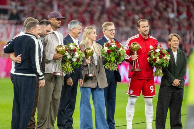 Gruppenfoto von den Gratulanten mit Praesident Herbert Hainer (FC Bayern Muenchen) und Jan-Christian Dreesen, Vorstandsvorsitzender FC Bayern Muenchen AG, FC Bayern Muenchen - VfB Stuttgart, Fussball Bundesliga, 1. Spieltag, 28.08.2026 DFB regulations prohibit any use of photographs as image sequences and or quasi-video Muenchen Bayern Deutschland *** Group photo of the well-wishers with President Herbert Hainer of FC Bayern Munich and Jan Christian Dreesen, CEO of FC Bayern Munich AG, FC Bayern Munich, VfB Stuttgart, Bundesliga, Matchday 1, August 28, 2026. DFB regulations prohibit any use of photographs as image sequences and or quasi-video. Munich, Bayern, Germany Copyright: xkolbert-press UlrichxGamelx