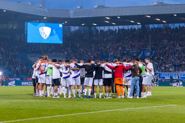 28.08.2026, Fussball, 3. Spieltag der 2. Bundesliga, VfL Bochum 1848 - VfL Osnabrück. Die Mannschaft des VfL Osnabrück steht zusammen und feiert den Sieg. Bochum Vonovia Ruhrstadion NRW Deutschland xRHR-FOTO DEx *** August 28, 2026, Soccer, Matchday 3 of the 2. Bundesliga, VfL Bochum 1848 vs. VfL Osnabrück The VfL Osnabrück team gathers to celebrate their victory in Bochum at the Vonovia Ruhrstadion, North Rhine-Westphalia, Germany xRHR PHOTO DEx Copyright: DennisxEwert RHR-FOTOx RHR-FOTO DE