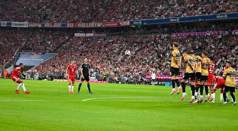 28.08.2026, Fussball Bundesliga 2026 2027, 1.Spieltag, FC Bayern München - VfB Stuttgart, in der Allianz-Arena München, Michael Olise (FC Bayern München) führt den Freistoss aus ***DFL and DFB regulations prohibit any use of photographs as image sequences and or quasi-video.*** *** August 28, 2026, 2026–2027 Bundesliga Season, Matchday 1, FC Bayern Munich vs. VfB Stuttgart, at the Allianz Arena in Munich, Michael Olise of FC Bayern Munich takes the free kick ***DFL and DFB regulations prohibit any use of photographs as image sequences and or quasi-video***