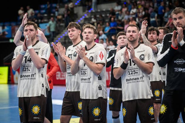 Lukas Becher, Bergischer HC, No. 7, center, and the team are visibly disappointed after an away loss in Stuttgart, GER; TVB Stuttgart vs. Bergischer HC, Opel HBL, Handball, Bundesliga, Matchday 1, 2026–2027 season, August 28, 2026 GER, TVB Stuttgart vs. Bergischer HC, Opel HBL, Handball, Bundesliga, Matchday 1, 2026–2027 season, August 28, 2026 Stuttgart Copyright: xSandyxDinkelackerx EP_SDR