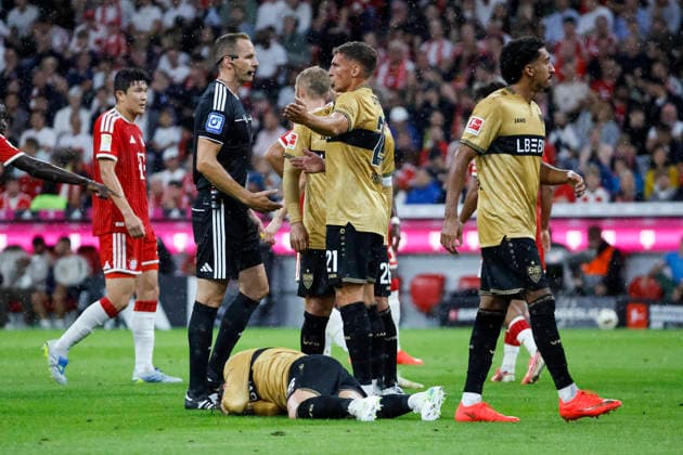 Angelo Stiller (VfB Stuttgart, 06) verletzt am Boden , Deutschland, Fussball, 1. Bundesliga, 1.Spieltag, 2026 2027, FC Bayern München vs. VfB Stuttgart, 28.08.2026, München Allianz-Arena Deutschland *** Angelo Stiller, VfB Stuttgart, No. 06, injured on the ground, Germany, soccer, Bundesliga 1, Matchday 1, 2026–2027, FC Bayern Munich vs. VfB Stuttgart, August 28, 2026, Allianz Arena, Munich, Germany Copyright: xGrantxHubbsx