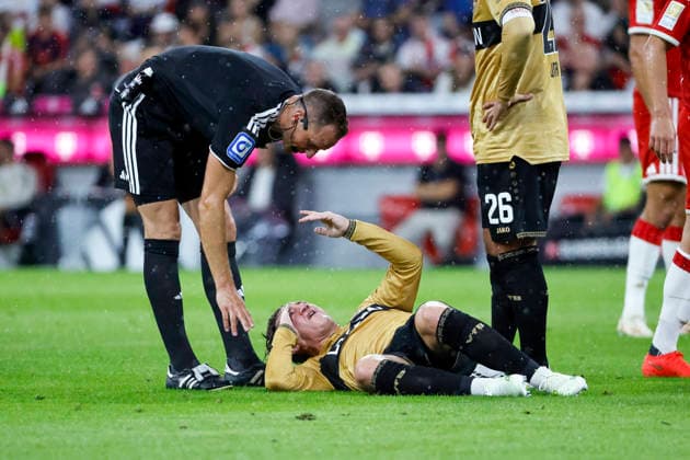Schiedsrichter SoÌˆren Storks und Angelo Stiller (VfB Stuttgart, 06) verletzt am Boden , Deutschland, Fussball, 1. Bundesliga, 1.Spieltag, 2026 2027, FC Bayern München vs. VfB Stuttgart, 28.08.2026, München Allianz-Arena Deutschland *** Referees Søren Storks and Angelo Stiller; VfB Stuttgart, No. 06 injured on the ground; Germany, soccer, Bundesliga 1, Matchday 1, 2026–2027, FC Bayern Munich vs. VfB Stuttgart, August 28, 2026, Munich, Allianz Arena, Germany Copyright: xGrantxHubbsx