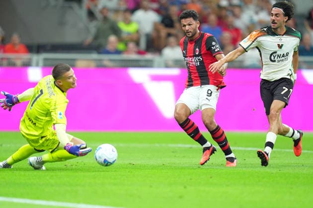 AC Milan™s Goncalo Ramos fights for the ball with Venezia™s Kike PÃ rez during the Serie A soccer match between Ac Milan and Venezia at the San Siro Stadium in Milan, north Italy - Friday August 28 , 2026. - Soccer  Copyright: xSpada LaPressex