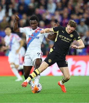 Elliot Anderson of Manchester City competes for the ball with Eddie Nketiah of Crystal Palace Crystal Palace v Manchester City, Premier League Football, Football, Selhurst Park, London, UK - 28 Aug 2026London Selhurst Park United Kingdom EDITORIAL USE ONLY No use with unauthorised audio, video, data, fixture lists, club league logos or live services. Online in-match use limited to 120 images, no video emulation. No use in betting, games or single club league player publications.  Copyright: xMichaelxZemanek Shutterstockx 17118951w
