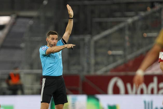 Referee Tom Bauer gestures during the 3. Liga match between Fortuna Düsseldorf and VfB Stuttgart II at the Merkur Spiel Arena on August 28, 2026, in Düsseldorf, Germany. Photo by Oliver Kaelke, DeFodi Images. Referee Tom Bauer gestures during the 3. Liga match between Fortuna Düsseldorf and VfB Stuttgart II at Merkur Spiel Arena on August 28, 2026 in Düsseldorf, Germany. Photo by Oliver Kaelke, DeFodi Images. DFB and DFL regulations prohibit any use of photographs as image sequences and or quasi-video. Photo by Oliver Kaelke, DeFodi Images.