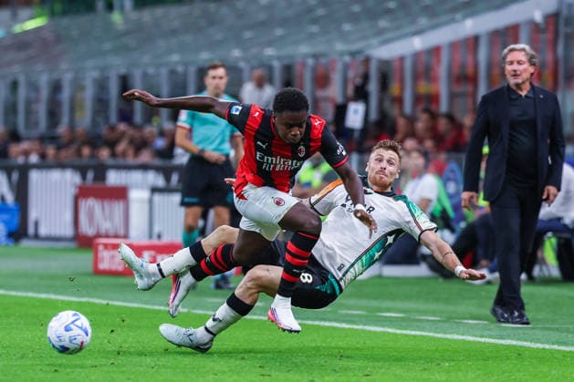 Alphadjo Cisse of AC Milan competes for the ball with Enrique Perez Munoz of Venezia FC during Serie A 2026 27 football match between AC Milan and Venezia FC Italy Copyright: xBEAUTIFULxSPORTS Carabellix