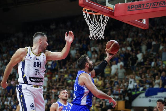 IPA87873072 - Kenan Kamenjas of Bosnia and Herzegovina and Amedeo Tessitori of Italy are in action during the FIBA Basketball World Cup 2027 Group J European Qualifiers game between Bosnia and Herzegovina and Italy at SKPC Mejdan on August 28, 2026, in Tuzla, Bosnia and Herzegovina during the Bosnia and Herzegovina vs. Italy match—Second Round · Group J - WCQ’27, FIBA World Cup in , , August 28, 2026  Copyright: x(c)xAlbertoxCavallaro SportReporter IPAxSportx xx 87873072