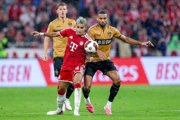 28.08.2026, Fußball, FC Bayern München - VfB Stuttgart, 1. Fußball Bundesliga, 1. Spieltag, Allianz-Arena, Saison 2026 2027: Luis Diaz (FC Bayern München 14) im Zweikampf gegen Josha Vagnoman (VfB Stuttgart 04) DFB regulations prohibit any use of photographs as image sequences and or quasi-video. Bayern Deutschland *** August 28, 2026, Soccer, FC Bayern Munich vs. VfB Stuttgart, Bundesliga 1, Matchday 1, Allianz Arena, 2026–2027 Season. Luis Díaz of FC Bayern Munich (14) in a tackle against Josha Vagnoman of VfB Stuttgart (04). DFB regulations prohibit any use of photographs as image sequences and or quasi-video. Bayern, Germany