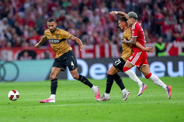 28.08.2026, Fußball, FC Bayern München - VfB Stuttgart, 1. Fußball Bundesliga, 1. Spieltag, Allianz-Arena, Saison 2026 2027: Josha Vagnoman (VfB Stuttgart 04) und Grischa Prömel (VfB Stuttgart 21) im Zweikampf gegen Luis Diaz (FC Bayern München 14) ) DFB regulations prohibit any use of photographs as image sequences and or quasi-video. Bayern Deutschland *** August 28, 2026, Soccer, FC Bayern Munich vs. VfB Stuttgart, Bundesliga 1, Matchday 1, Allianz Arena, 2026–2027 season: Josha Vagnoman (VfB Stuttgart 04) and Grischa Prömel (VfB Stuttgart 21) in a tackle against Luis Diaz (FC Bayern Munich 14). DFB regulations prohibit any use of photographs as image sequences and or quasi-video. Bayern, Germany