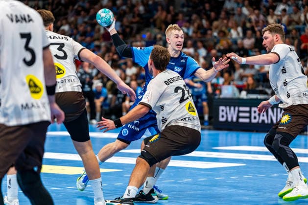OPEL Handball Bundesliga: TVB Stuttgart vs. Bergischer HC, August 28, 2026, Stuttgart, GERMANY. August 28, 2026. Torben Matzken (TVB Stuttgart, No. 22) in a duel with Tom Bergner (Bergischer HC, No. 28) and Sören Steinhaus (Bergischer HC), 53, during the match between TVB Stuttgart and Bergischer HC on Matchday 1 of the OPEL Handball Bundesliga at the Porsche Arena Copyright: xBEAUTIFULxSPORTS Steinx