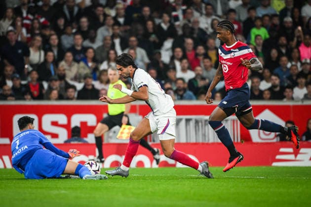 August 28, 2026, Villeneuve-D ascq, France, France: Ferran TORRES of PSG and Alexsandro VICTOR DE SOUZA RIBEIRO of Lille during the Ligue 1 match between Lille OSC (LOSC) and Paris Saint-Germain (PSG) at Pierre Mauroy Stadium on August 28, 2026 in Villeneuve-d Ascq near Lille, France. Lille OSC V Paris Saint-Germain - Ligue 1  - ZUMAm308 20260828_zsp_m308_002 Copyright: xMatthieuxMirvillex