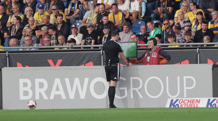 Schiedsrichter Richard Hempel schaut sich die Szene nach VAR an und gibt Elfmeter fuer Berlin Fussball, Herren, Saison 2026 2027 2.BL, Eintracht Stadion, Eintracht Braunschweig gegen Hertha BSC Berlin, 3-5 DFL REGULATIONS PROHIBIT ANY USE OF PHOTOGRAPHS AS IMAGE SEQUENCES AND OR QUASI-VIDEO. *** Referee Richard Hempel reviews the play via VAR and awards a penalty kick to Berlin. Soccer, Men s, 2026–2027 season, 2. Bundesliga, Eintracht Stadium, Eintracht Braunschweig vs. Hertha BSC Berlin, 3–5. DFL regulations prohibit any use of photographs as image sequences and or quasi-video.