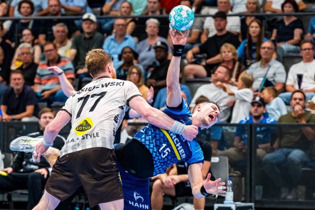OPEL Handball Bundesliga: TVB Stuttgart vs. Bergischer HC, August 28, 2026, Stuttgart, GERMANY August 28, 2026 Johannes Wasielewski of Bergischer HC, No. 77, blocks Simone Mengon of TVB Stuttgart, No. 15, in the penalty area during the match between TVB Stuttgart and Bergischer HC on Matchday 1 of the OPEL Handball Bundesliga at the Porsche Arena Copyright: xBEAUTIFULxSPORTS Steinx